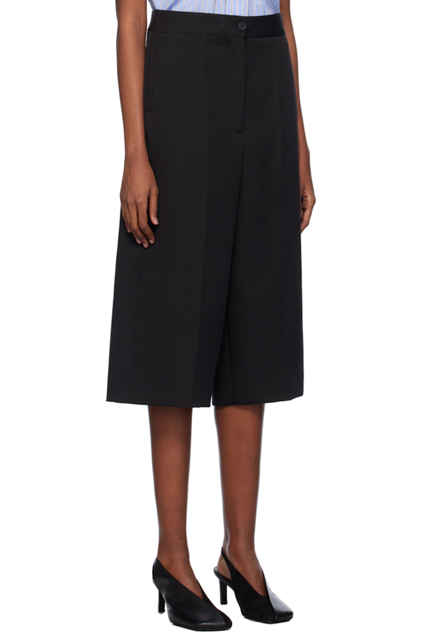 Lyocell twill trousers.

· Four-pocket styling
· Zip-fly
· Pinched seams at front
· Cropped leg

Supplier color: Black