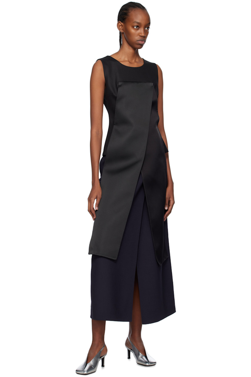 Stretch virgin wool twill skirt.

· Wrap construction
· Belt loops
· Two-pocket styling
· Central vent at front and back hem

Supplier color: Eggplant