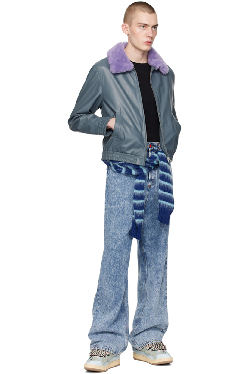 Non-stretch denim jeans. Fading throughout.

· Belt loops
· Five-pocket styling
· Button-fly
· Leather logo patch at back waistband

Supplier color: Blue/Acid wash