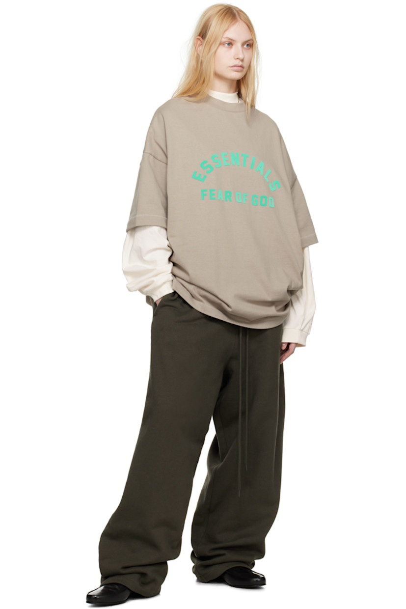 Heavyweight cotton jersey T-shirt.

· Rib knit crewneck
· Logo bonded at front
· Dropped shoulders
· Rubberized logo patch at back collar

Supplier color: Seal