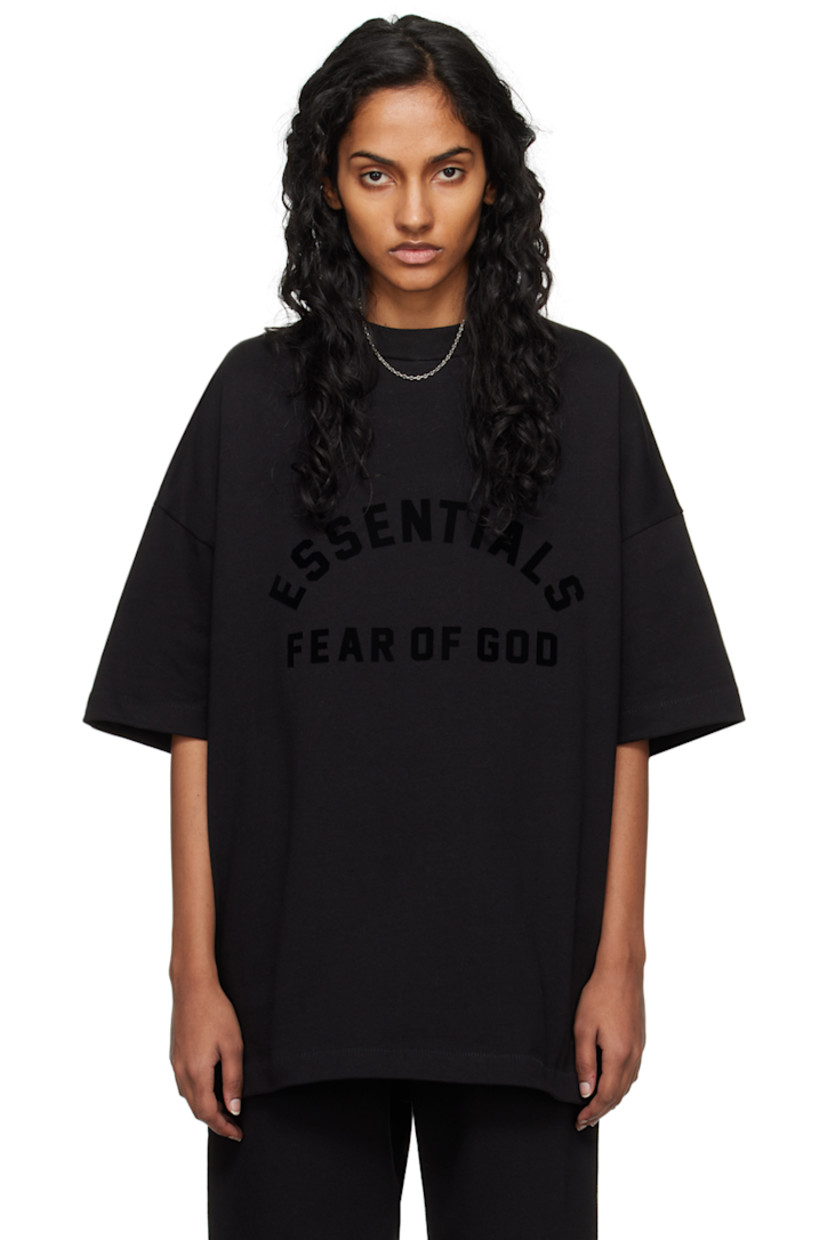 Heavyweight cotton jersey T-shirt.

· Rib knit crewneck
· Logo bonded at front
· Dropped shoulders
· Rubberized logo patch at back collar

Supplier color: Jet black
