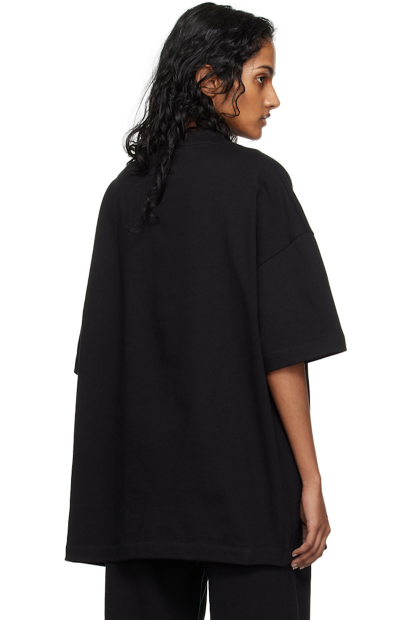 Heavyweight cotton jersey T-shirt.

· Rib knit crewneck
· Logo bonded at front
· Dropped shoulders
· Rubberized logo patch at back collar

Supplier color: Jet black