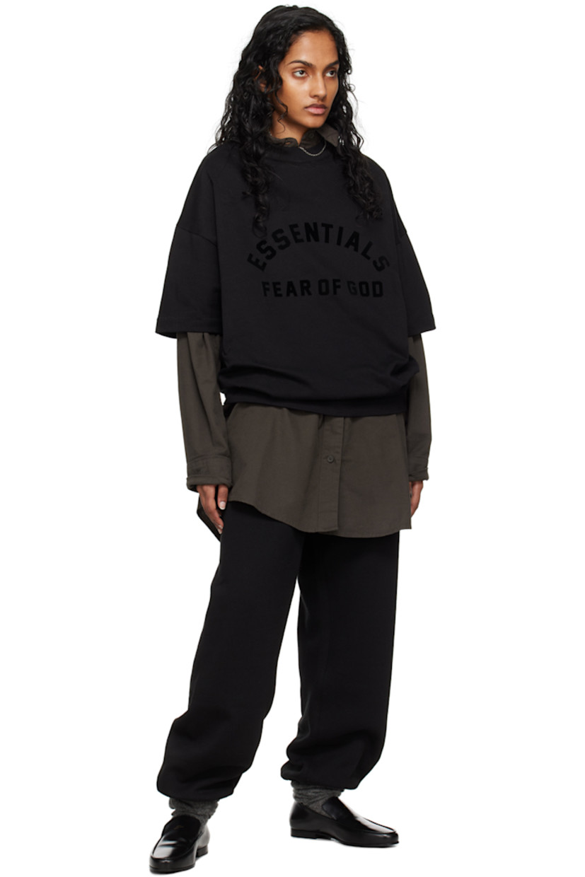 Heavyweight cotton jersey T-shirt.

· Rib knit crewneck
· Logo bonded at front
· Dropped shoulders
· Rubberized logo patch at back collar

Supplier color: Jet black