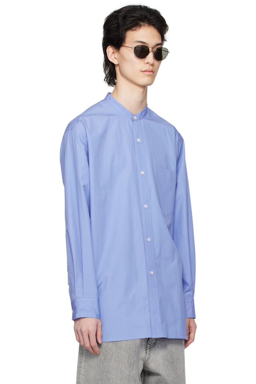 Cotton poplin shirt.

· Stand collar
· Button closure
· Patch pocket
· Vented shirttail hem
· Adjustable single-button barrel cuffs
· Box pleat at back yoke

Supplier color: Blue