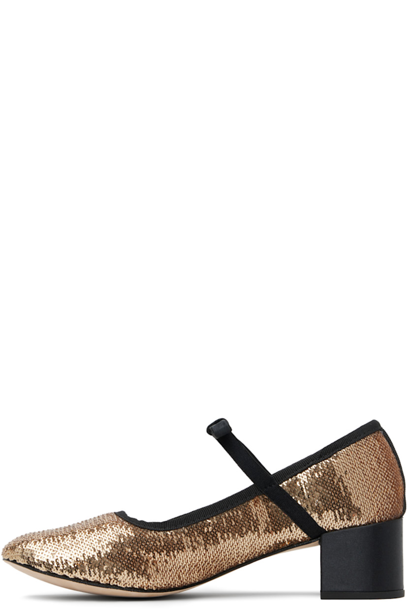Sequinned plain-woven Mary Jane-style heels in gold tone.

· Grosgrain trim at collar
· Elasticized strap with bow accent at vamp
· Block heel with rubber injection
· Leather sole
· Heel: H1.75"

Supplier color: Bulle/Noir