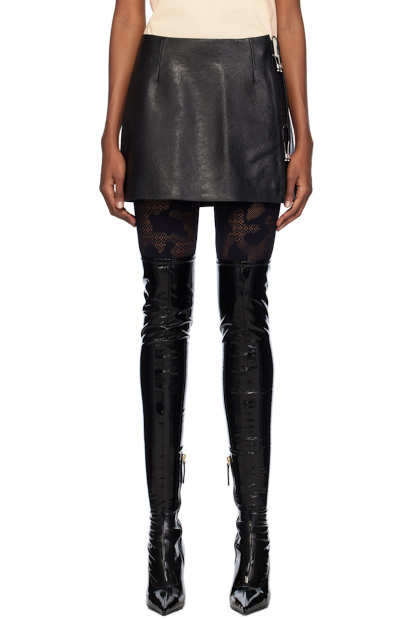 Grained leather skirt. 

· Logo hardwares at open side seam 
· Zip closure at side 
· Full viscose satin lining

Supplier color: Nero