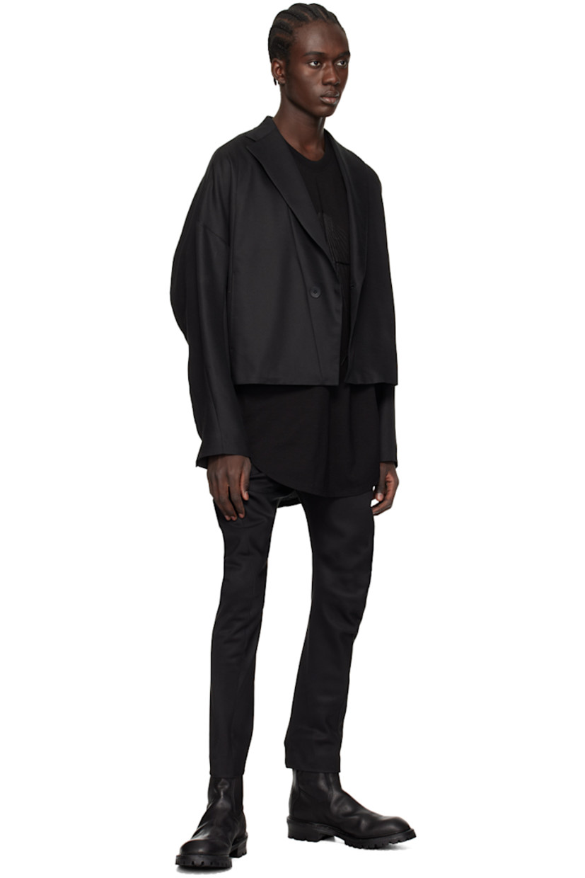 Cotton jersey T-shirt.

· Rib knit crewneck
· Graphic printed at front
· Shirttail hem

Supplier color: Black