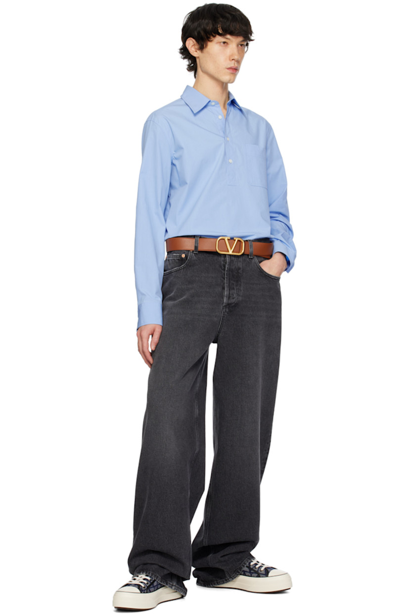 Cotton poplin shirt.

· Spread collar
· Four-button placket
· Logo cutout at patch pocket
· Vented side seams
· Single-button barrel cuffs
· Logo-engraved hardware 

Supplier color: Iris lilac