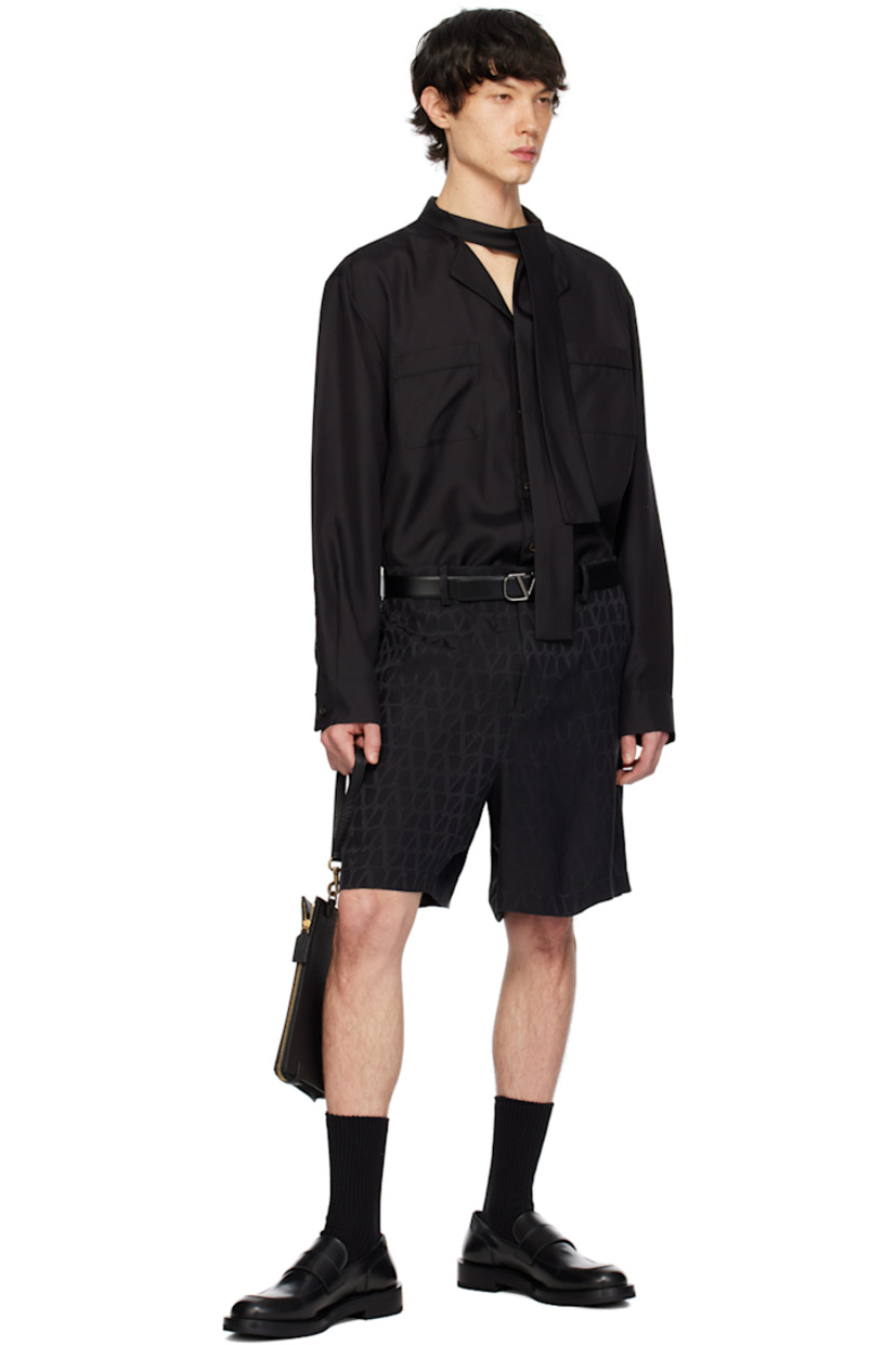 Silk damask shorts. Jacquard logo pattern throughout.

· Belt loops
· Four-pocket styling
· Zip-fly
· Creased legs

Supplier color: Nero