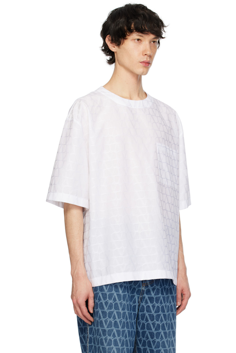 Cotton poplin T-shirt. Jacquard logo pattern throughout.

· Crewneck
· Patch pocket
· Logo hardware at back collar

Supplier color: Toile icono bianco