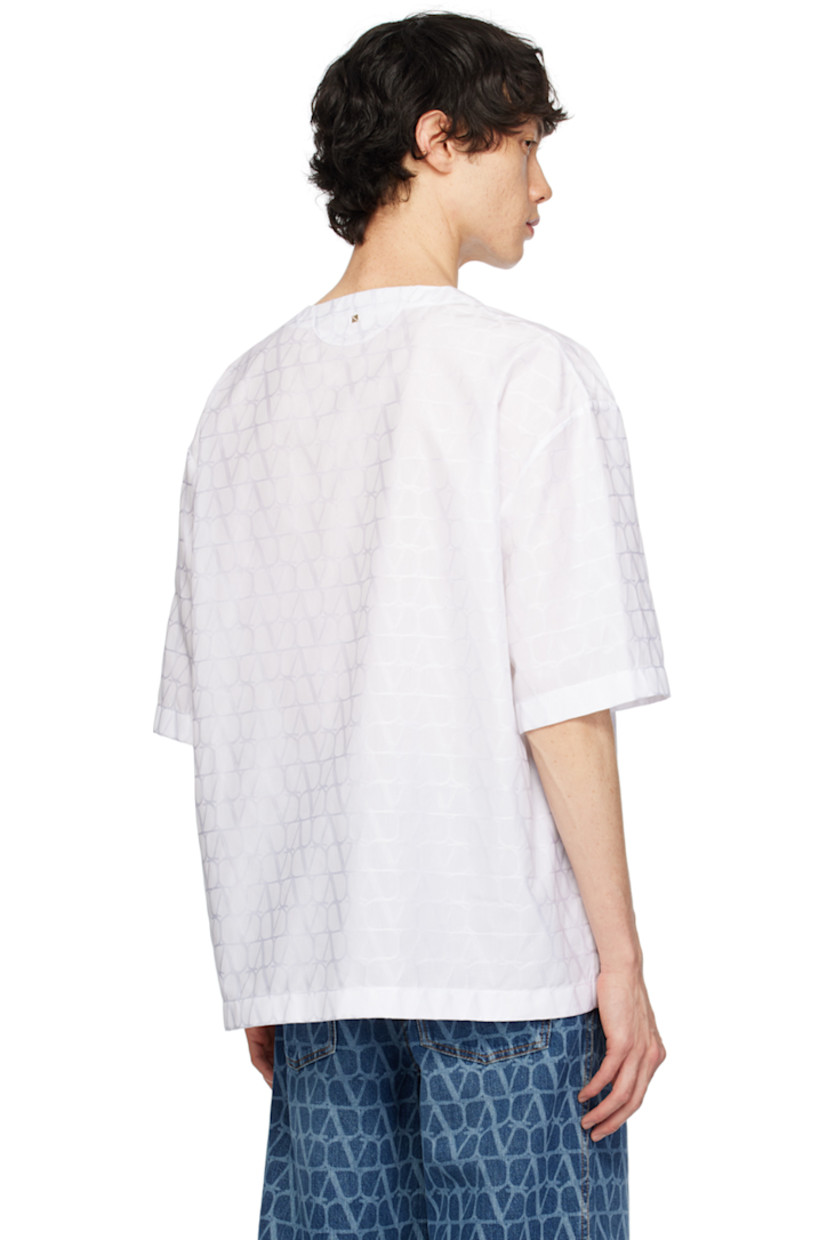 Cotton poplin T-shirt. Jacquard logo pattern throughout.

· Crewneck
· Patch pocket
· Logo hardware at back collar

Supplier color: Toile icono bianco