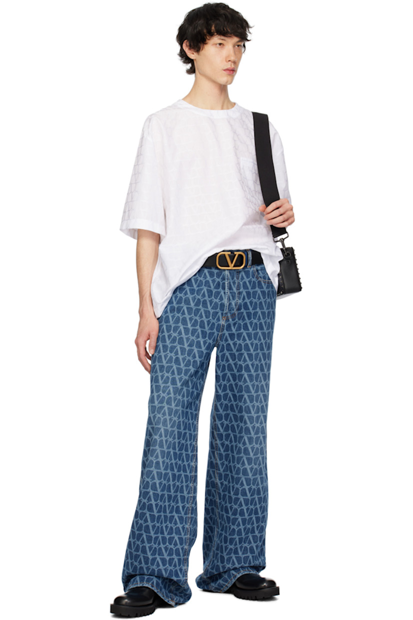 Cotton poplin T-shirt. Jacquard logo pattern throughout.

· Crewneck
· Patch pocket
· Logo hardware at back collar

Supplier color: Toile icono bianco