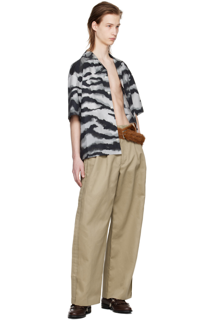 Cotton poplin shirt. Graphic pattern printed throughout.

· Open spread collar
· Button closure
· Patch pocket at chest
· Logo patch at front hem
· Vented side seams
· Twin knife pleats at back yoke

Supplier color: Tiger grey