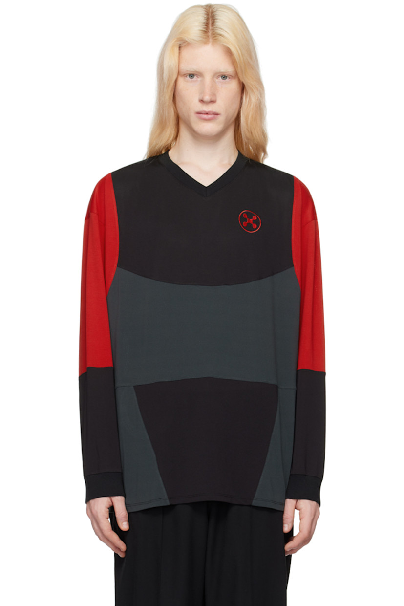 Polyester mesh T-shirt. 

· Paneled construction
· Rib knit V-neck and cuffs 
· Logo embroidered at chest

Available exclusively at SSENSE.

Supplier color: Black/Red