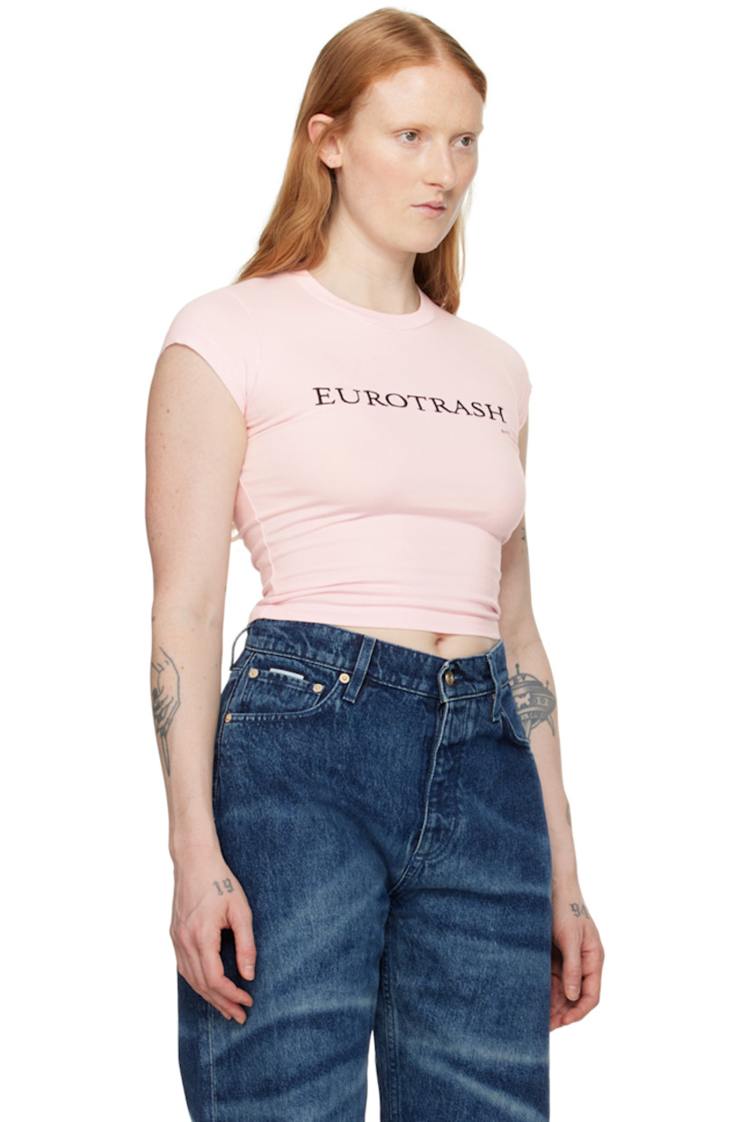 Stretch organic cotton jersey T-shirt. 

· Rib knit crewneck
· Text embroidered at front 
· Logo printed at front
· Cropped hem
· Logo flag at side seam

Supplier color: Eurotrash blush