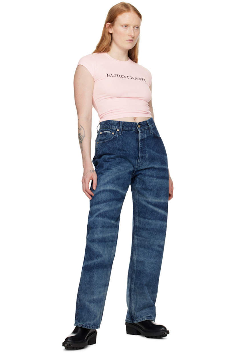 Stretch organic cotton jersey T-shirt. 

· Rib knit crewneck
· Text embroidered at front 
· Logo printed at front
· Cropped hem
· Logo flag at side seam

Supplier color: Eurotrash blush