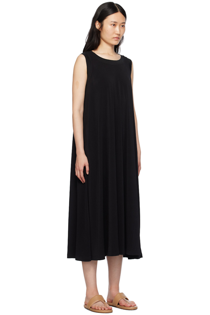 Stretch polyester bonded crepe dress.

· Rib knit crewneck and armscyes
· Seam pockets
· Logo embroidered at back collar

Supplier color: Black