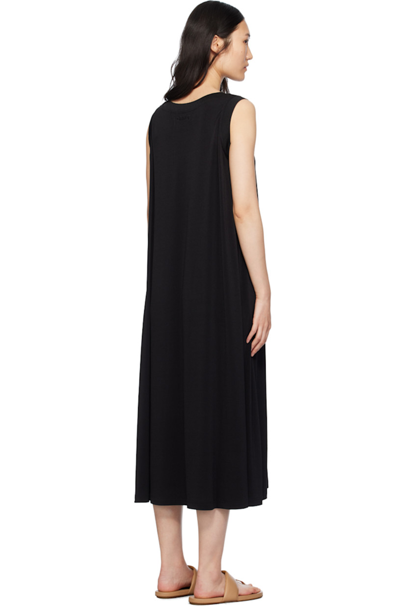Stretch polyester bonded crepe dress.

· Rib knit crewneck and armscyes
· Seam pockets
· Logo embroidered at back collar

Supplier color: Black