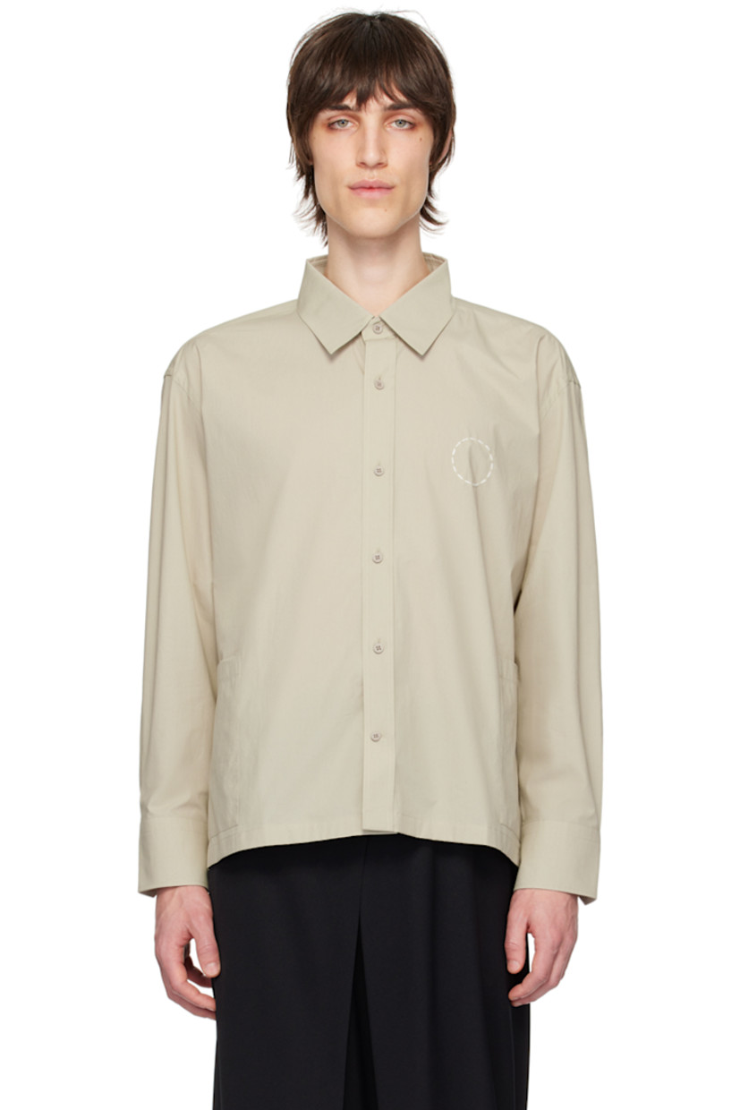 Cotton poplin shirt.

· Spread collar
· Button closure
· Graphic embroidered at chest
· Patch pocket at side seams
· Single-button barrel cuffs

Supplier color: Beige