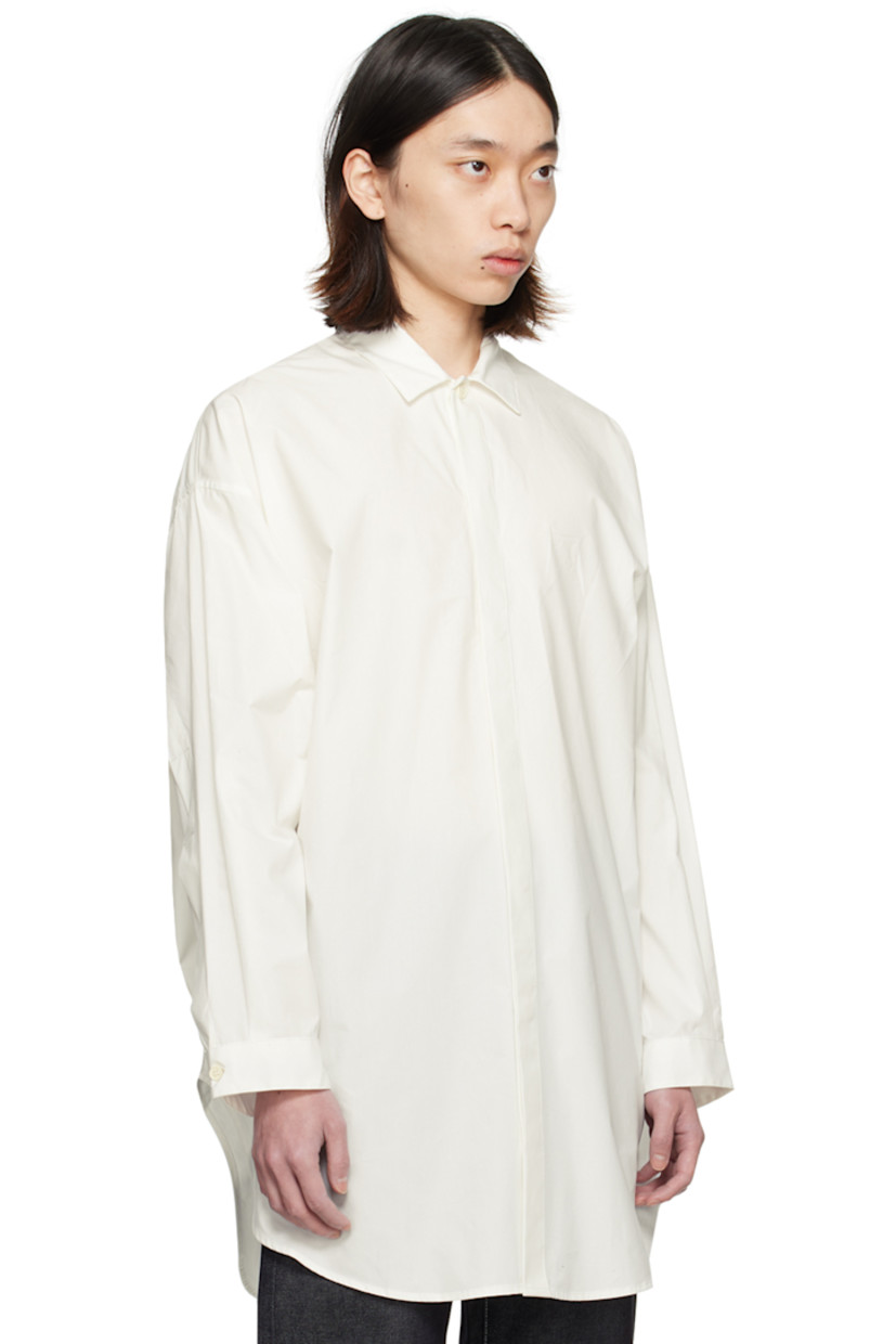 Cotton poplin shirt. 

· Spread collar
· Concealed button closure
· Shirttail hem
· Dropped shoulders
· Pleat at adjustable single-button barrel cuffs

Supplier color: Off-white