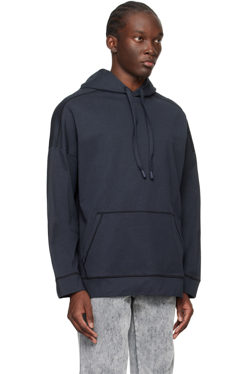 Organic cotton jersey hoodie. 

· Drawstring at hood 
· Kangaroo pocket 
· Rib knit hem and cuffs
· Dropped shoulders  

Supplier color: Blu sunnei