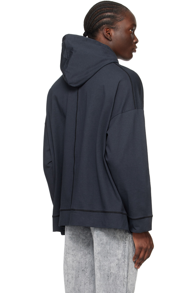 Organic cotton jersey hoodie. 

· Drawstring at hood 
· Kangaroo pocket 
· Rib knit hem and cuffs
· Dropped shoulders  

Supplier color: Blu sunnei