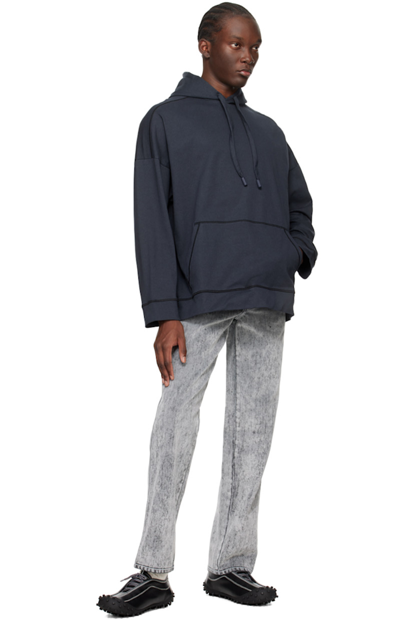 Organic cotton jersey hoodie. 

· Drawstring at hood 
· Kangaroo pocket 
· Rib knit hem and cuffs
· Dropped shoulders  

Supplier color: Blu sunnei