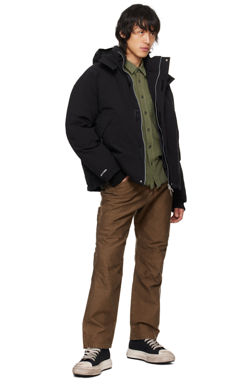 Cotton twill trousers.

· Belt loops
· Five-pocket styling
· Zip-fly 
· Dart at knees
· Welt pocket at back 

Supplier color: Brown
