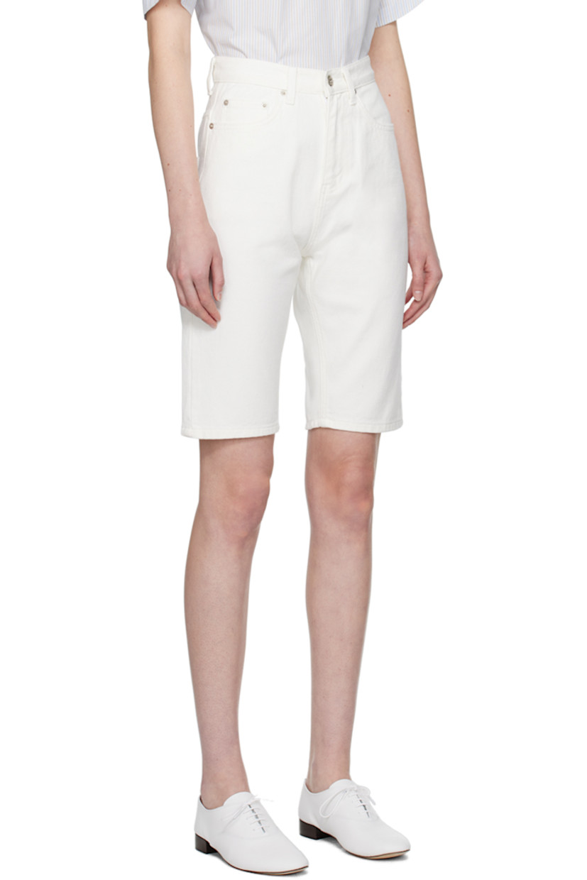 Non-stretch denim shorts.

· High-rise
· Belt-loops
· Zip-fly
· Five-pocket styling
· Silver-tone hardware

Supplier color: White