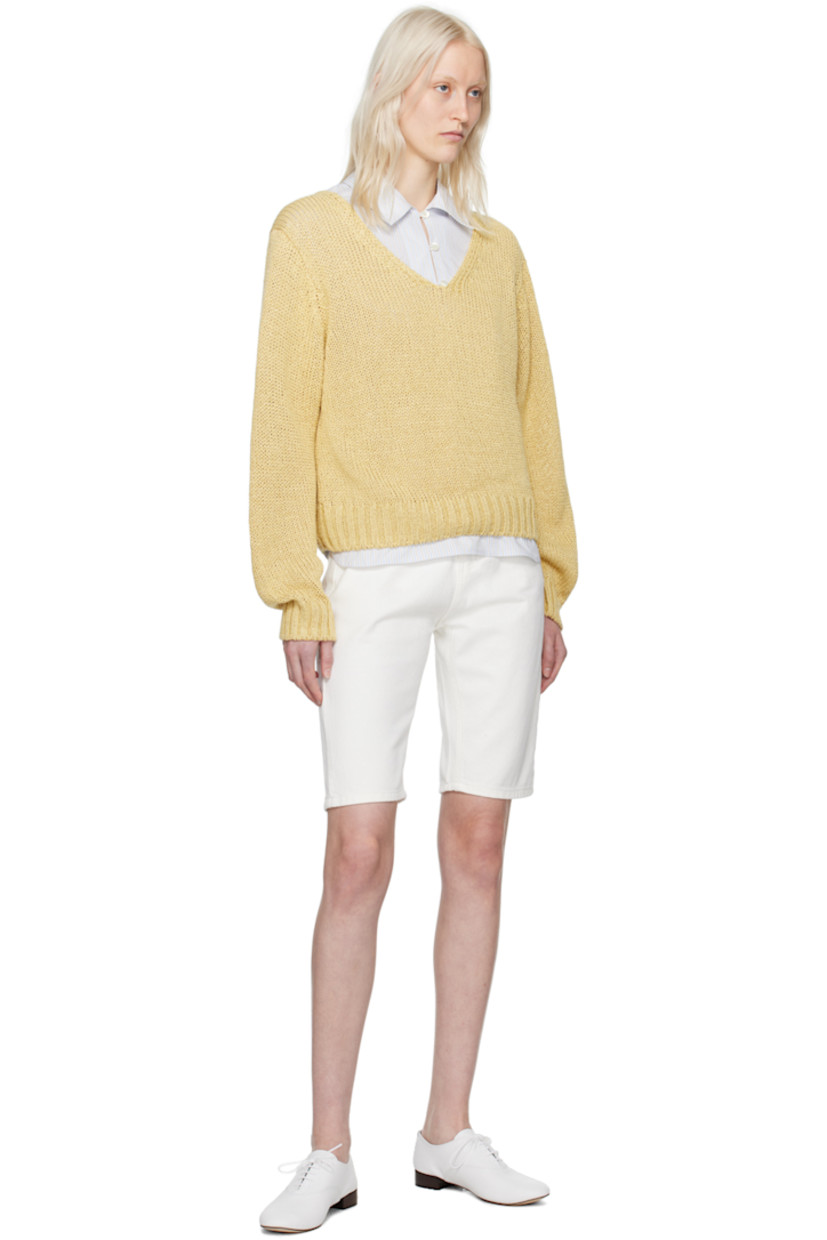 Non-stretch denim shorts.

· High-rise
· Belt-loops
· Zip-fly
· Five-pocket styling
· Silver-tone hardware

Supplier color: White