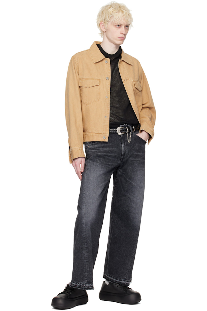 Stonewashed 12 oz non-stretch denim jacket. Logo-engraved pin included.

· Spread collar 
· Button closure 
· Flap pockets 
· Single-button barrel cuffs 

Supplier color: Beige