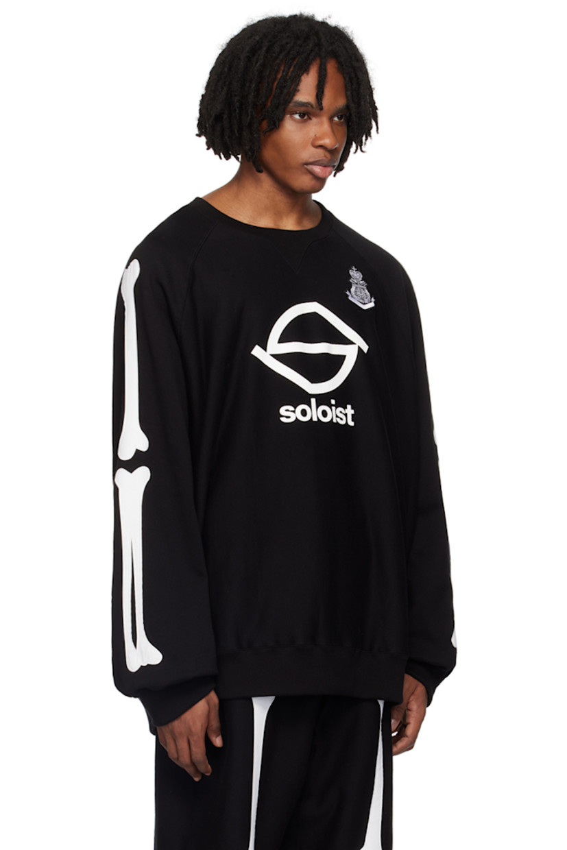 French terry sweatshirt.

· Rib knit crewneck, hem, and cuffs
· Graphic patch at chest
· Logo printed at front
· Graphic appliqués at raglan sleeves

Supplier color: Black/White