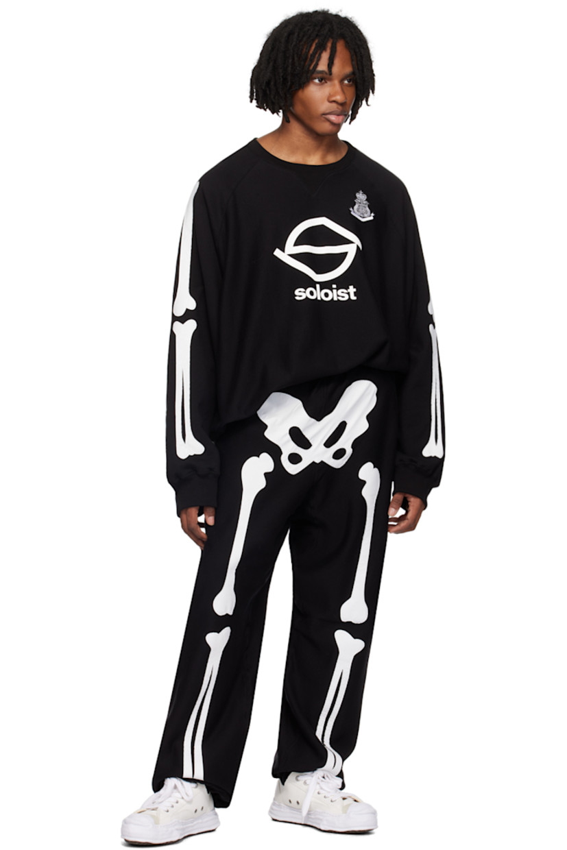 French terry sweatshirt.

· Rib knit crewneck, hem, and cuffs
· Graphic patch at chest
· Logo printed at front
· Graphic appliqués at raglan sleeves

Supplier color: Black/White