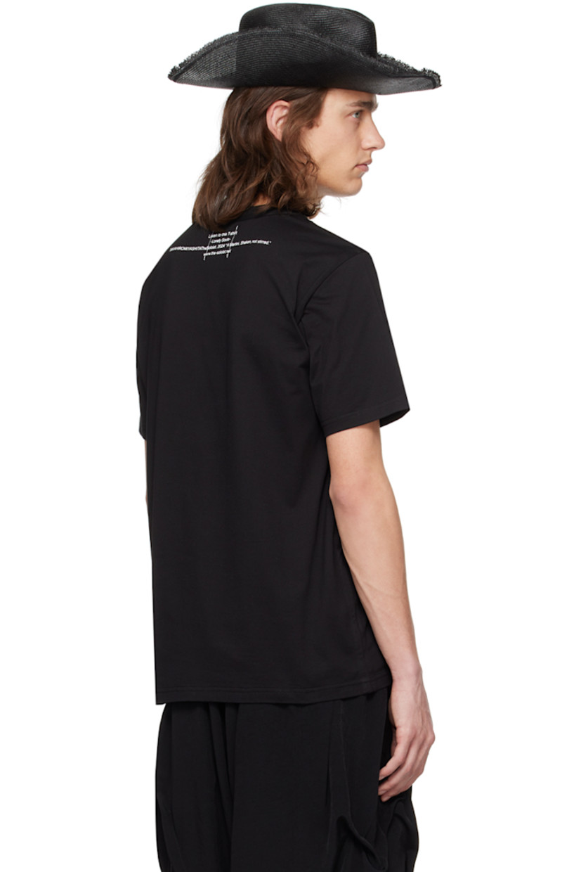 Cotton jersey T-shirt. 

· Rib knit crewneck 
· Text printed at front 
· Patch pocket at chest
· Logo and text printed at back collar


Supplier color: Black