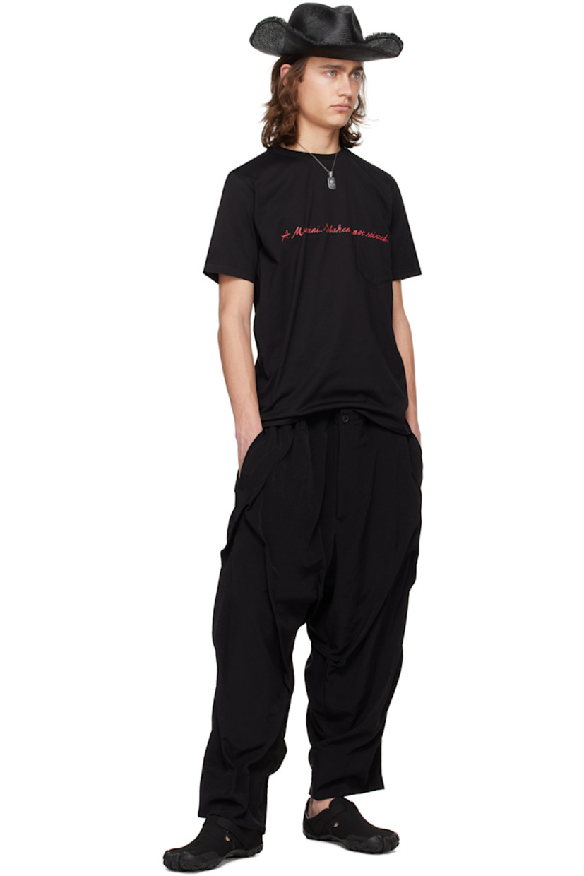 Cotton jersey T-shirt. 

· Rib knit crewneck 
· Text printed at front 
· Patch pocket at chest
· Logo and text printed at back collar


Supplier color: Black