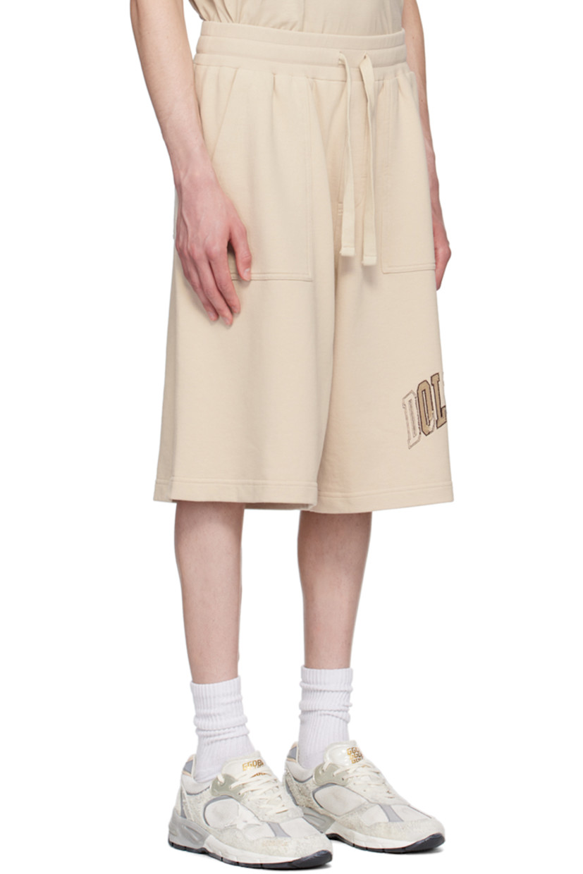 French terry shorts.

· Drawstring at rib knit elasticized waistband 
· Three-pocket styling
· Mock-fly 
· Logo embroidered at outseam 
· Logo patch at back pocket 

Supplier color: Pergamena medi