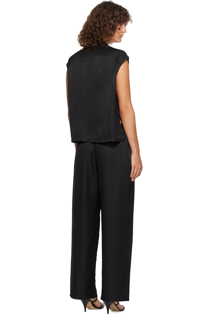 Viscose-blend damask pyjama top. Jacquard pattern throughout.

· Stand collar
· Button closure
· Flap pockets
· Cap sleeves

Straight-leg viscose-blend damask pyjama pants.

· Jacquard pattern throughout
· Elasticized waistband

Supplier color: Black