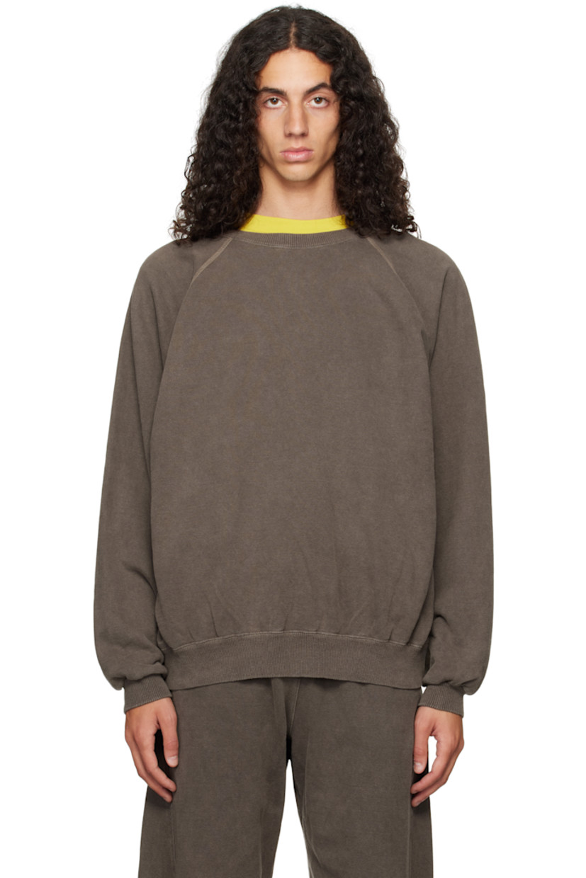 French terry sweatshirt.

· Garment-dyed, fading throughout
· Rib-knit crewneck, hem, and cuffs
· Overlock stitching at raglan sleeves

Supplier color: Shabby brown