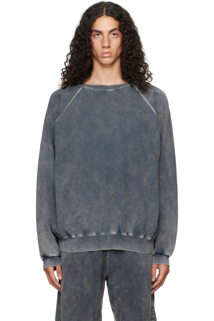 French terry sweatshirt.

· Garment-dyed, fading throughout
· Rib-knit crewneck, hem, and cuffs
· Overlock stitching at raglan sleeves

Supplier color: Shabby grey
