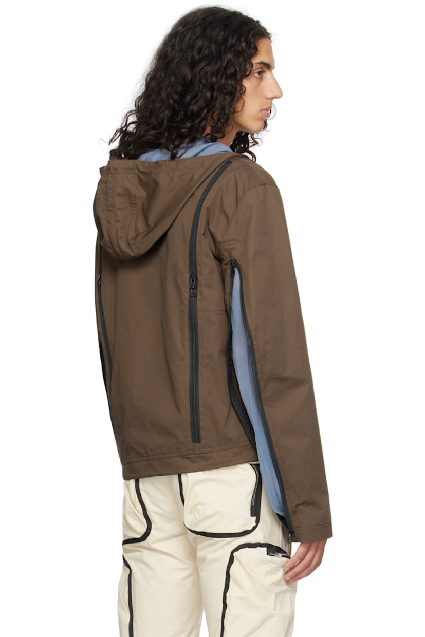 Cotton twill jacket. Two-way zip vents throughout.

· Bungee-style drawstring at hood and hem
· Press-stud tab at hood
· Zip closure
· Flap pocket
· Press-stud tab at cuffs
· Full mesh lining

Supplier color: Fondant brown/Light blue