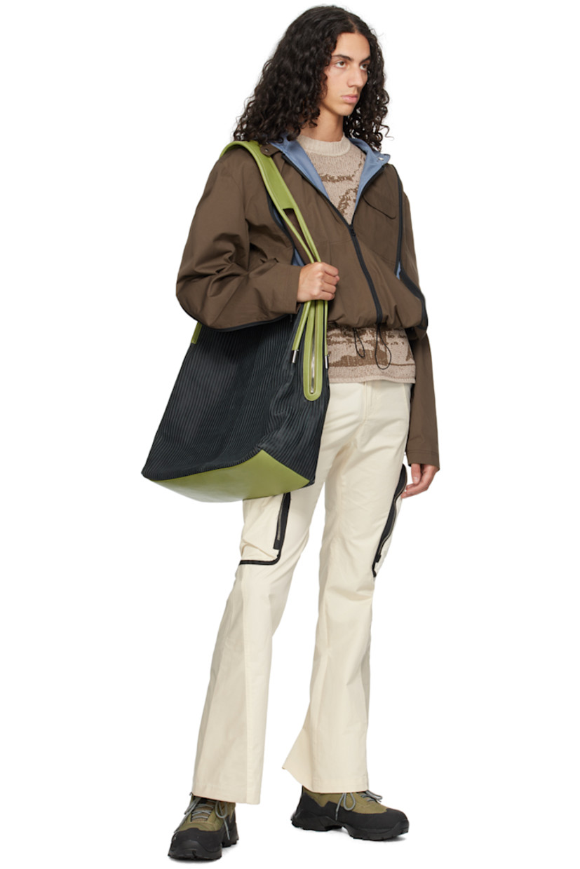 Cotton twill jacket. Two-way zip vents throughout.

· Bungee-style drawstring at hood and hem
· Press-stud tab at hood
· Zip closure
· Flap pocket
· Press-stud tab at cuffs
· Full mesh lining

Supplier color: Fondant brown/Light blue