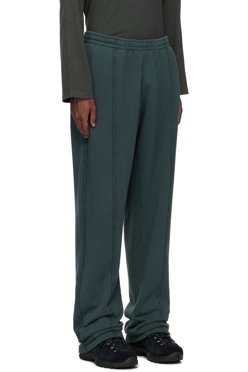 Heavyweight cotton fleece sweatpants. Garment-dyed. 

· Elasticized waistband 
· Two-pocket styling 
· Logo printed at front 
· Central seam at legs

Supplier color: Forest grey