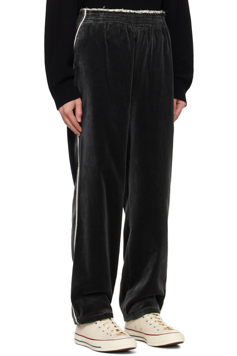 Cotton velvet sweatpants. 

· Raw edge at elasticized waistband
· Two-pocket styling
· Piping at outseams  

Supplier color: Grey cotton velvet