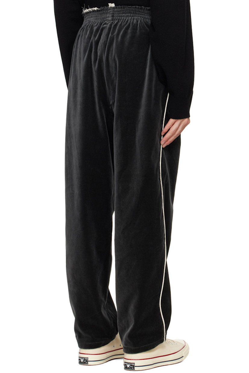 Cotton velvet sweatpants. 

· Raw edge at elasticized waistband
· Two-pocket styling
· Piping at outseams  

Supplier color: Grey cotton velvet