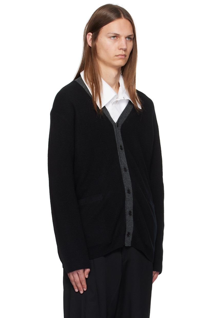10-gauge knit wool cardigan.

· Y-neck
· Button closure
· Patch pockets
· Rib knit hem and cuffs

Supplier color: Black