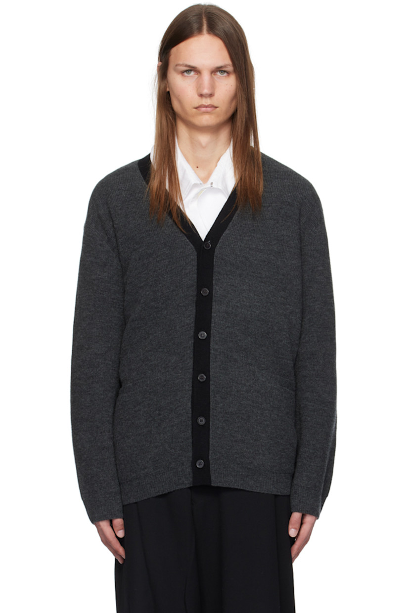 10-gauge knit wool cardigan.

· Y-neck
· Button closure
· Patch pockets
· Rib knit hem and cuffs

Supplier color: Charcoal