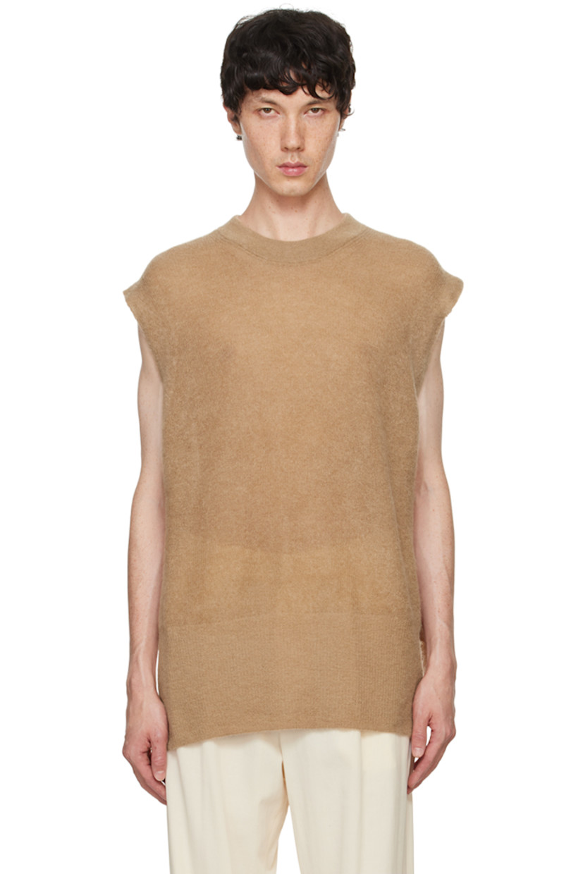 Loose-fit brushed knit mohair-blend sweater vest.

· Rib knit crewneck and hem
· Droptail hem
· Vented side seams

Supplier color: Beige
