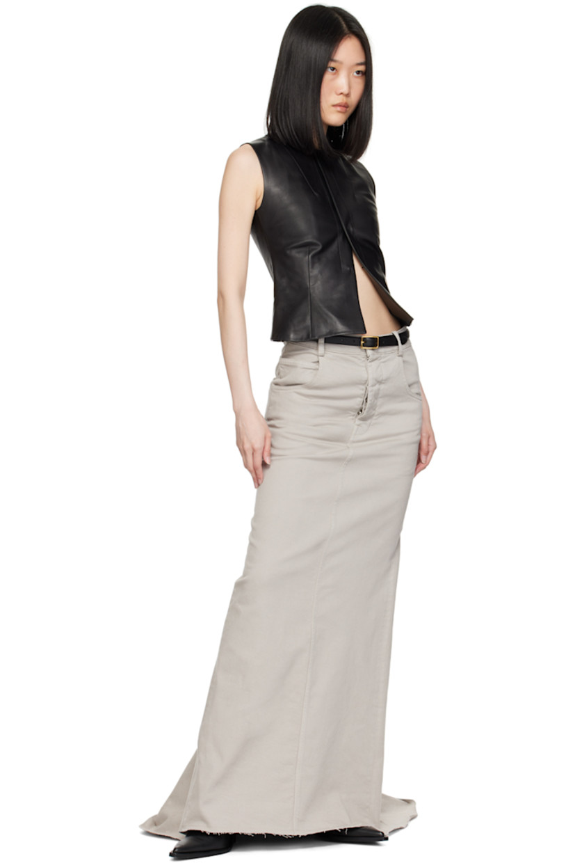 Handcrafted saffiano calfskin belt in black.

· Pin-buckle fastening
· Gold-tone hardware
· W0.75"

Supplier color: Black