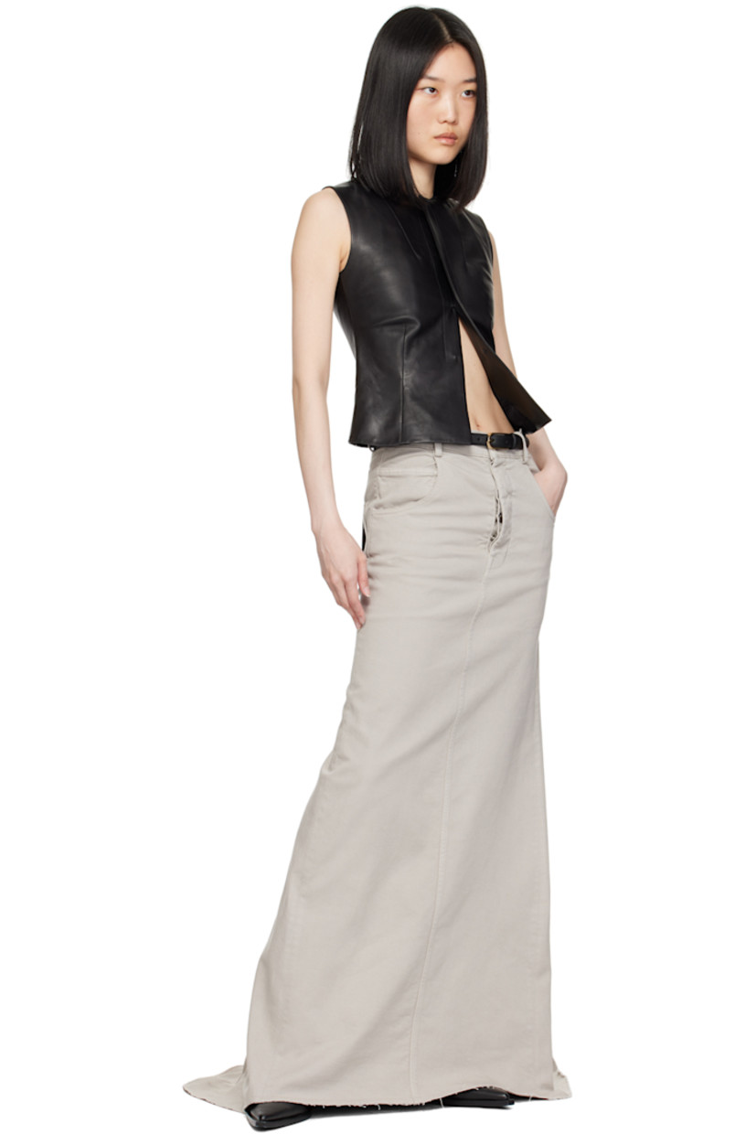 Handcrafted saffiano calfskin belt in black.

· Pin-buckle fastening
· Pale gold-tone hardware
· W0.75"

Supplier color: Black