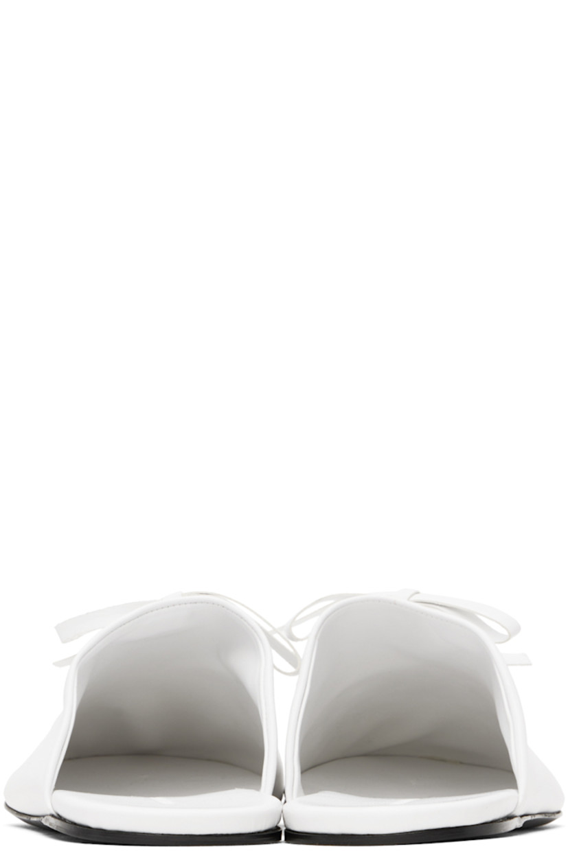 Nappa leather slippers in white.

· Bow accent at vamp
· Padded leather footbed
· Nappa leather lining 
· Leather sole with rubber injection

Supplier color: White